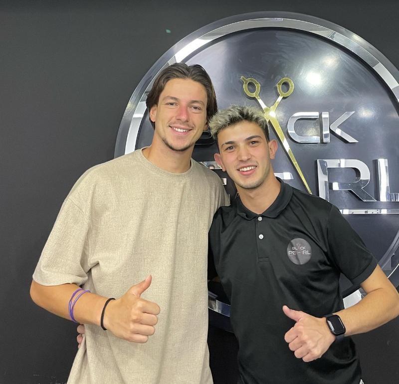 Black Pearl logosu önünde iki misafir